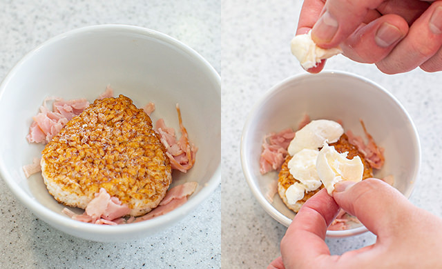 焼きおにぎりの外側にベーコンを散らしている様子