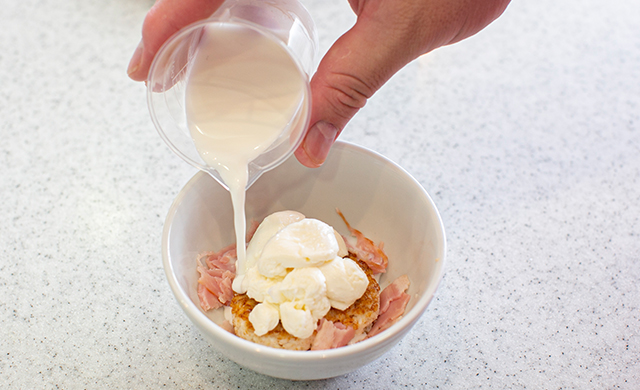 牛乳を加えている写真