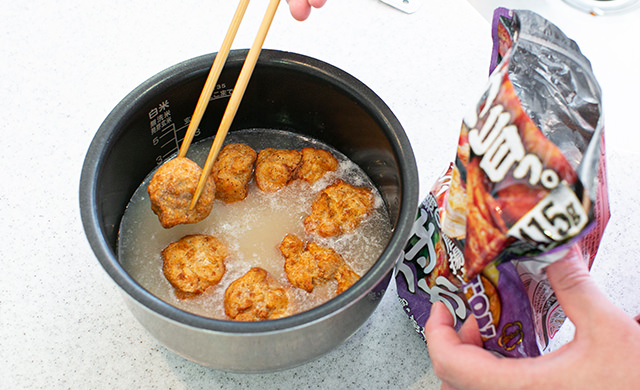 炊飯釜に米と『特から』を入れている様子