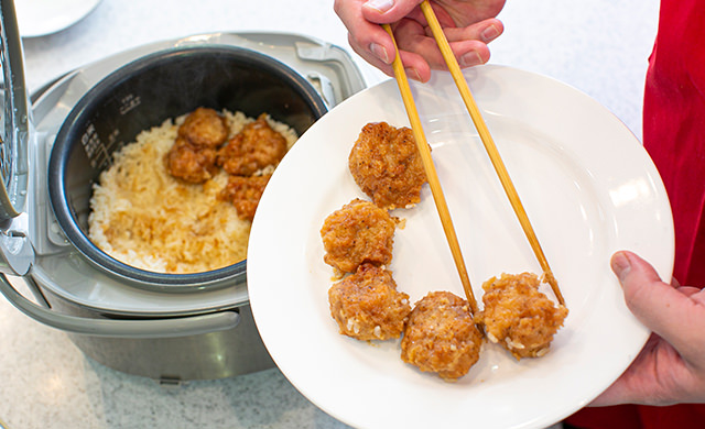 炊飯器から特からを取り出している様子