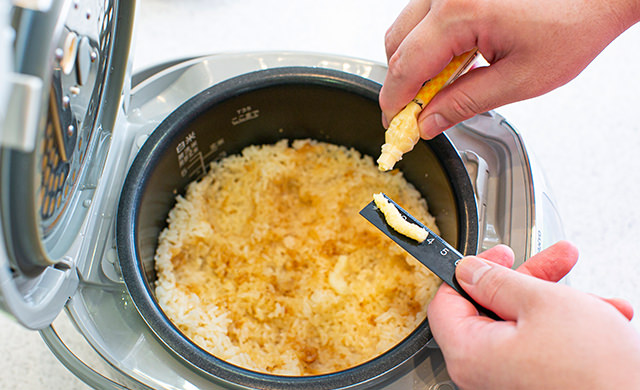 チューブの生姜を定規で測っている様子