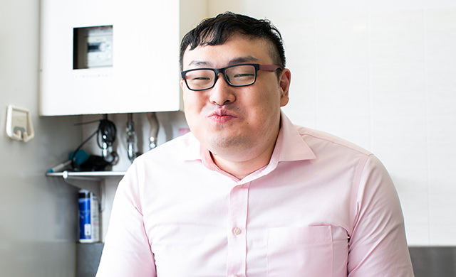 ジョーさん。が試食している様子