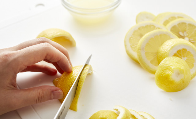 レモンの皮を細切りにしている写真