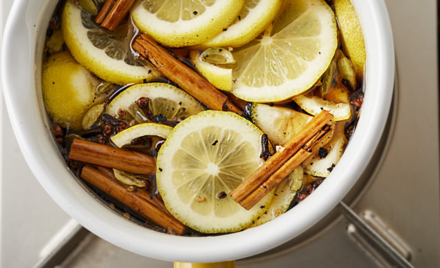 材料を鍋に入れ火にかけた写真