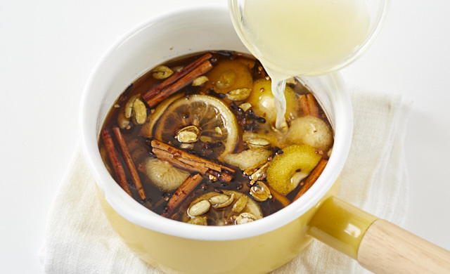 レモン汁を加えている写真