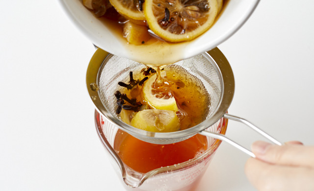 ザルで濾している写真