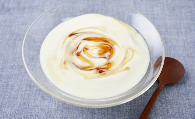 コーラシロップをヨーグルトにかけた写真