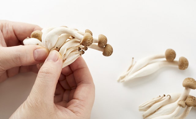 しめじを小房に分けている写真