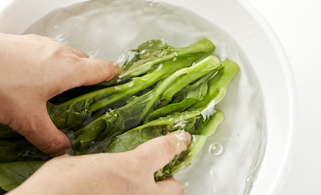 つるむらさきを洗っている写真