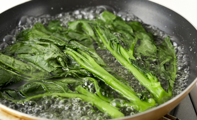 つるむらさきをゆでている写真