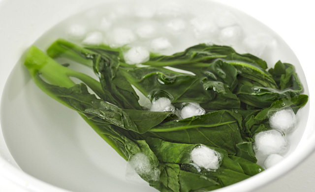 つるむらさきを冷水に入れた写真