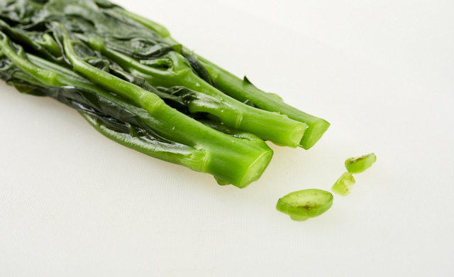 つるむらさきの茎の端を切った写真