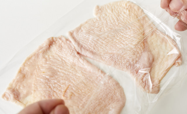 ラップに挟んだ鶏皮の写真