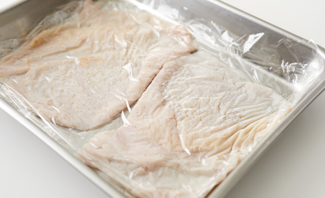 ラップに挟んだ鶏皮の写真
