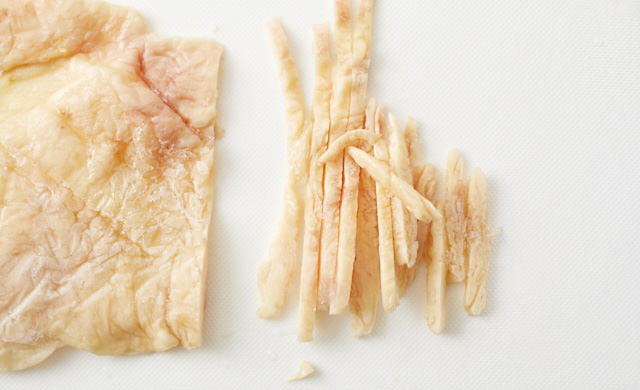 冷凍した鶏皮を細切りにした写真