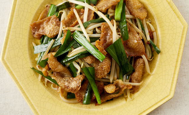 鶏皮のレバニラ炒めの写真