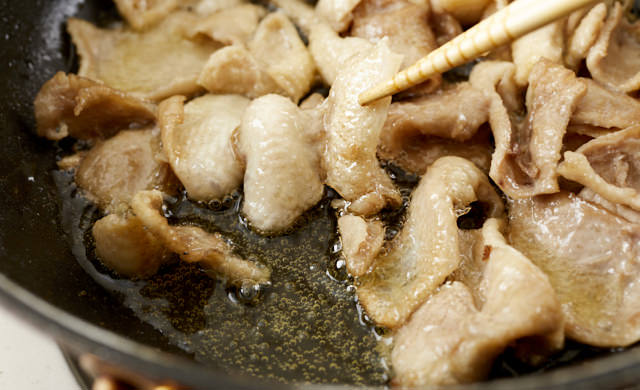 鶏皮を炒めて脂を出す写真