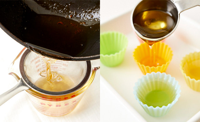 鶏油をこして、シリコンカップに入れる写真