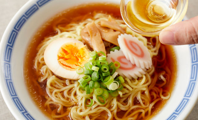 解凍した鶏油をラーメンに加える写真