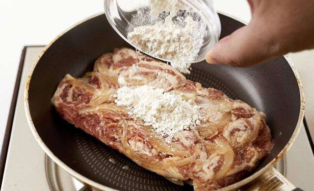 下味冷凍した豚肉に粉をふる写真