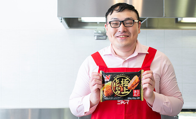 ジョーさん。が「極上ヒレかつ」を手にしている様子