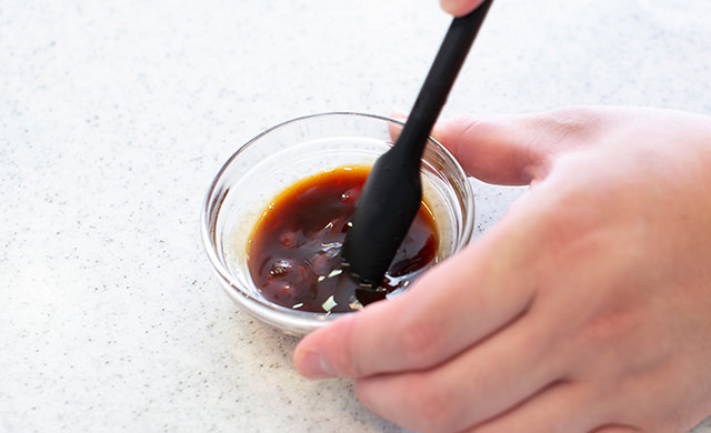 タレを混ぜ合わせている様子