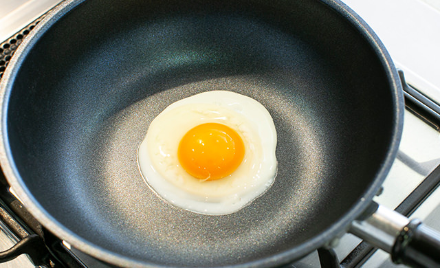 フライパンで目玉焼きを作っている様子