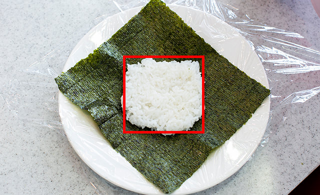 海苔の上にごはんを置いた様子