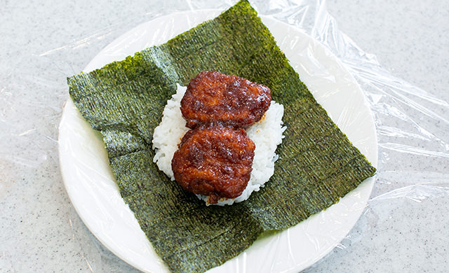 ごはんの上に『極上ヒレかつ』を置いた様子