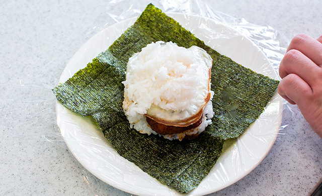残り半量のご飯をのせた様子