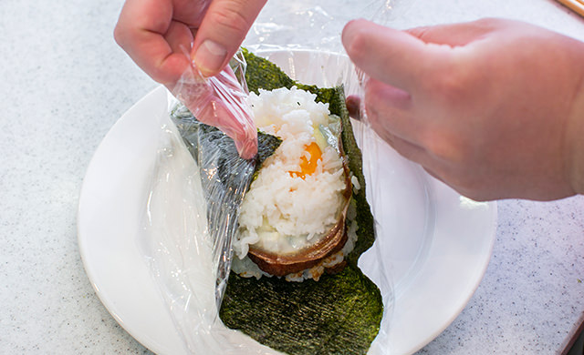 全体を海苔で包んでいる様子