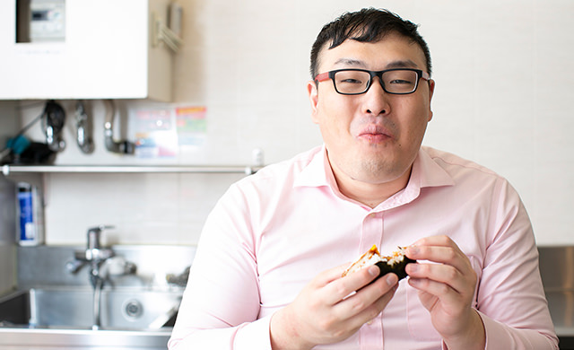 ジョーさん。が試食している様子