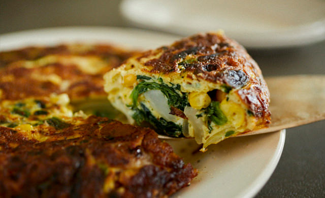 とうもろこしとほうれん草のフリッタータの写真