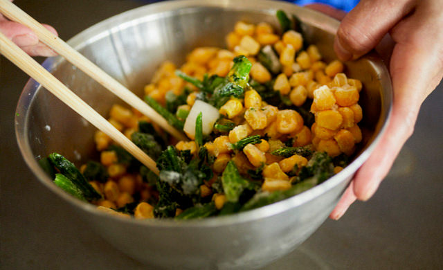 とうもろこしとほうれん草のフリッタータの調理写真