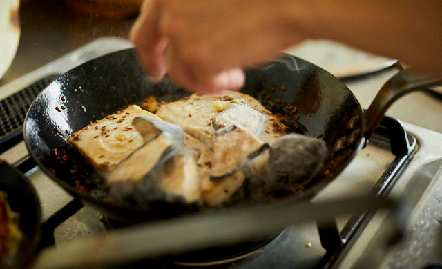 揚げなすとメカジキのクミンソテーの調理写真