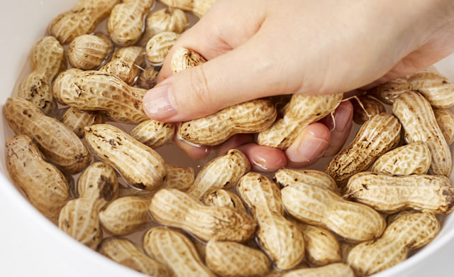 泥を落としている写真