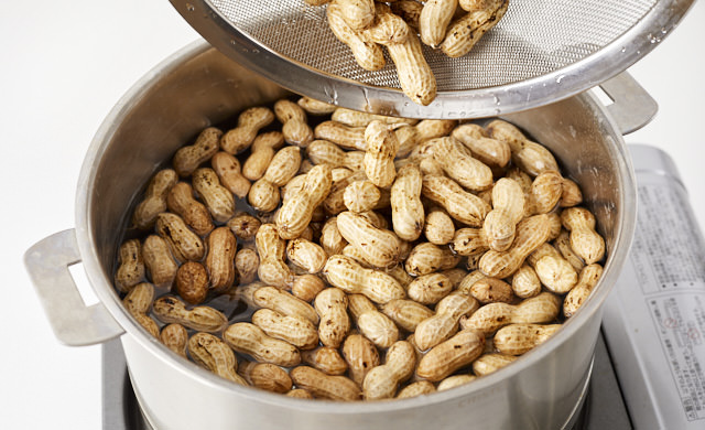 落花生をゆでている写真