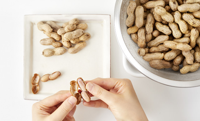 ゆで落花生の殻をわった写真