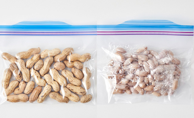 冷凍用保存袋に入れた殻付きの落花生と、殻をむいて小分けにし冷凍用保存袋に入れた落花生の写真