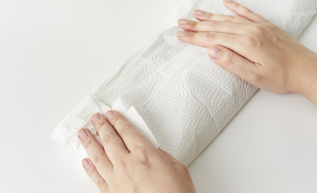 水菜をキッチンペーパーで包んでいる写真