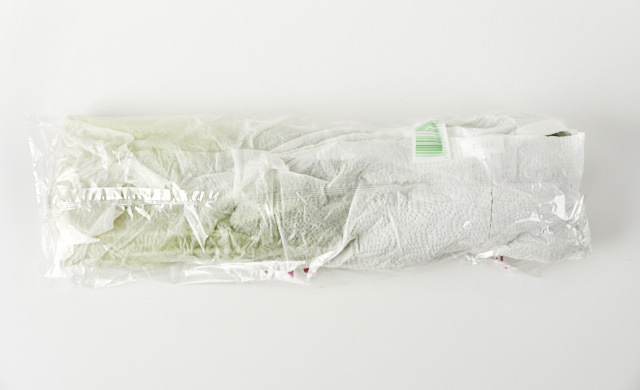 袋に入れた水菜の写真