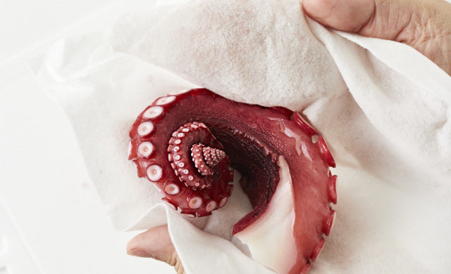 ゆでだこの水気を拭き取る写真