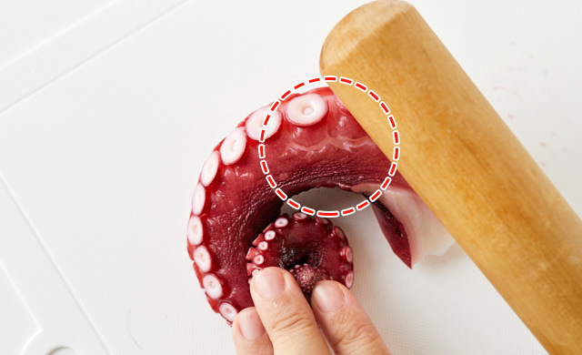 ゆでだこをたたく写真