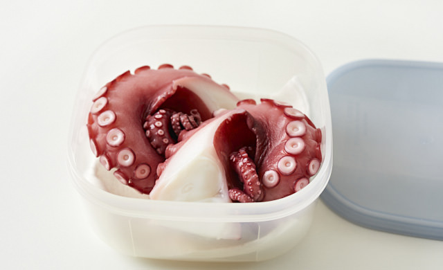 ゆでだこを保存容器に入れた写真