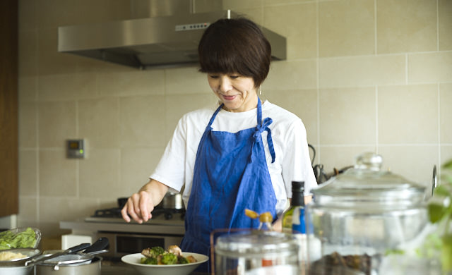 ワタナベマキさんが教える簡単デリ風サラダ 冷凍野菜を和えるだけ ほほえみごはん 冷凍で食を豊かに ニチレイフーズ