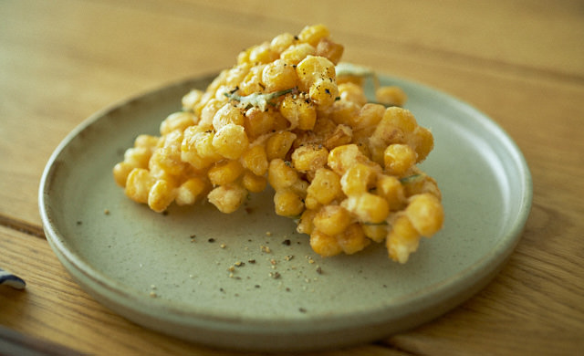 冷凍コーンとローズマリーのかき揚げの写真