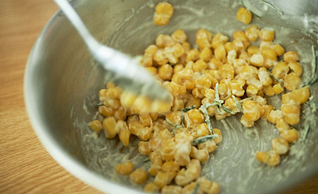 冷凍コーンとローズマリーのかき揚げの調理写真