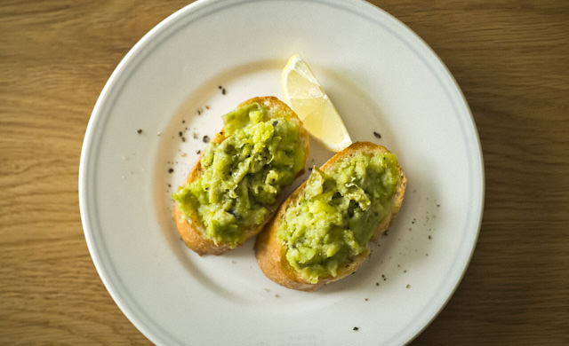 冷凍そら豆とチーズのタルティーヌの写真