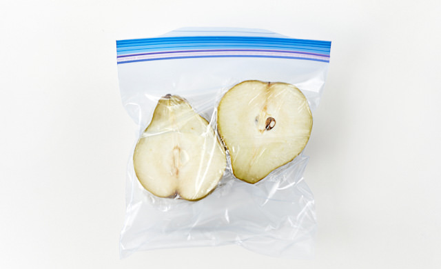 ラフランスを冷凍用保存袋に入れた写真