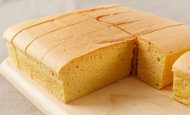 粗熱をとった台湾カステラを10等分に切った写真